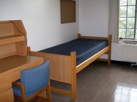 Dorm Room Furniture Arrangement, Empty Dorm Room, Dorm Room Arrangements, Dorm Room Chairs, Single Dorm Room, Room Arrangement Ideas, Guy Dorm Rooms, Dorm Room Layouts, Dorm Room Furniture