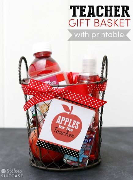 Back-to-School Teacher Gift Basket Tutorial - Free Printable Tag too! Apple Gift Basket, Teacher Gift Basket, Teacher Appreciation Diy, Easy Teacher Gifts, Teacher Gift Baskets, Teacher Appreciation Gifts Diy, Diy Back To School, Apple Gifts, Teachers Diy