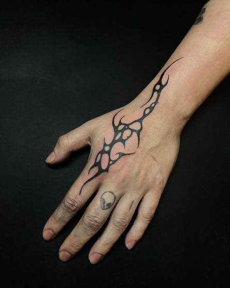 Tribal Tattoo Hand Arm Ideas Drawing, Hand Tattoo Designs Drawings, Man Hand Tattoo Aesthetic, Cool Hand Tattoo Ideas, Hand Tattoos Masc, Hand Tattoos Lines, Punk Hand Tattoo, Pen Arm Tattoo, Hand Tattoo With Pen