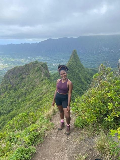 Hiking Vacation Outfits Summer, Hiking Aesthetic Black Women, Hiking Outfit Black Women, Hiking Black Women, Hiking In Hawaii, Spring Hiking Outfits, Cute Hiking Outfit, Woman Hiking, Hiking Fits