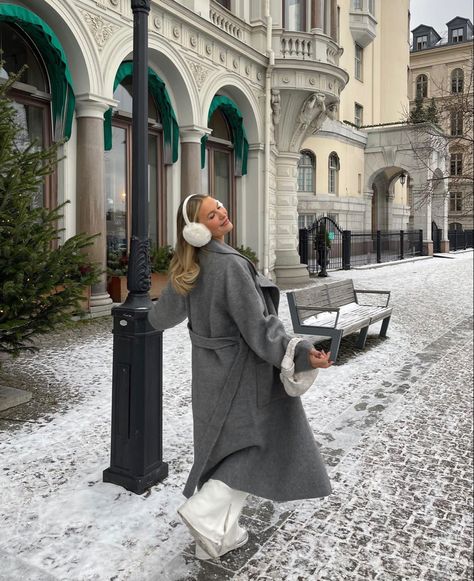 Snow Fashion Aesthetic, Cold Snow Outfits, Dublin Travel Outfits, Winter In Zurich, City Poses Instagram Winter, Victoria Bc Outfits, Krakow Outfit Winter, Europe Christmas Outfit, Nyc Christmas Aesthetic Outfits