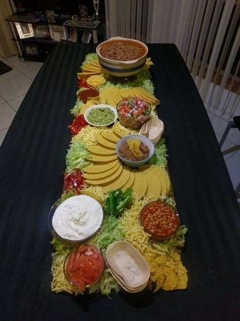 Hosting a Mexican/american party ? Taco Tuesday bar?  Check this out . Beautiful idea. Party Food Taco Bar, Tacobar Party, Mexican Graduation Party, Mexican Theme Party Food, Bar Taco, Graduation Party Food Ideas, Birthday Buffet, Taco Platter, Graduation Party Food