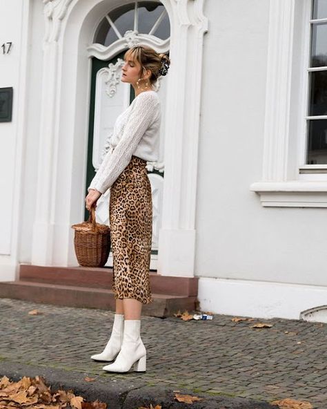 White Boots Outfit, Outfit Botas, Mode Prints, Booties Outfit, White Booties, Leopard Skirt, The Leopard, Looks Street Style, White Boots