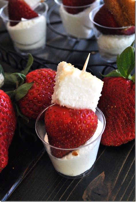 Strawberry Shortcake Shooters, Shortcake Shooters, Mousse Au Chocolat Torte, Dessert Shooters, Dessert Original, Dessert Parfait, Party Desserts, Angel Food, Savoury Cake