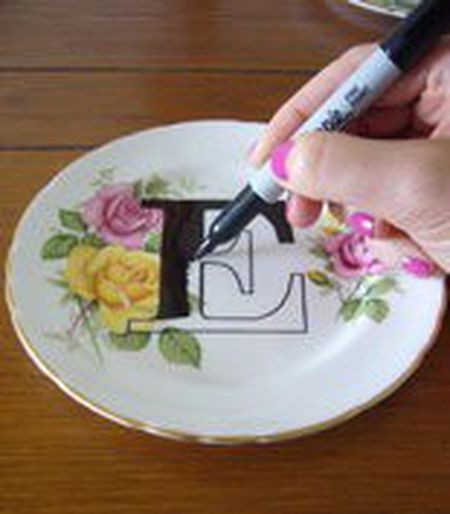 DIY projects give old china (even broken dishes) new life - oregonlive.com Diy Keramik, China Crafts, Sharpie Crafts, Vintage Dishware, Plates Diy, Floral Plates, China Dishes, Diy Upcycling, Vintage Plates