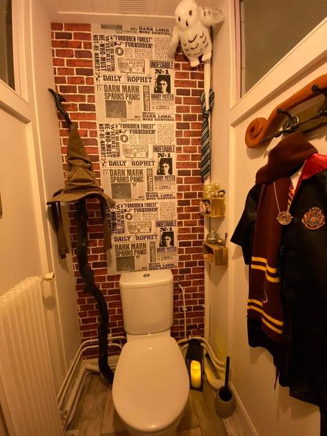 Harry Potter Themed Bathroom Ideas, Harry Potter Half Bathroom, Harry Potter Toilet Ideas, Harry Potter Theme Bathroom, Harry Potter Themed Bathroom, Harry Potter Toilet, Harry Potter Bathroom Ideas, Harry Potter Bathroom Decor, Hogwarts Bathroom