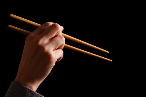 How To Hold Chopsticks, Hold Chopsticks, How To Use Chopsticks, Traditional Asian Dish, Hand References, Eating Sushi, Using Chopsticks, People Use You, Asian House