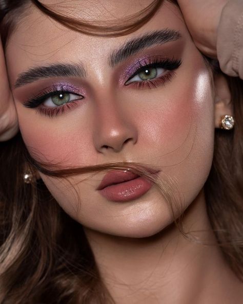 Retro Makeup Looks, Bold Lipstick Makeup, Eye Makeup Styles, Attractive Eyes, Cat Eye Makeup, Simple Makeup Looks, Makeup Transformation, Stylish Haircuts, Glamour Makeup