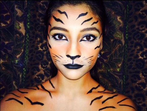 DIY Tiger Halloween Costume Idea Tiger Costume Women, Tiger Costume Diy, Tiger Face Paint, Carnaval Make-up, Tiger Halloween Costume, Tiger Makeup, Tiger Halloween, Halloween Makeup Clown, Meme Costume