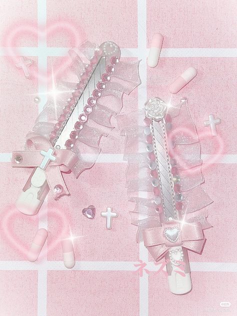 Cute Blades, Kawaii Pink Wallpaper, Kawaii Knife, Yami Kawaii Aesthetic, Yumi Kawaii, Creepy Cute Fashion, Pink Wallpaper Girly, Pretty Knives, Jirai Kei