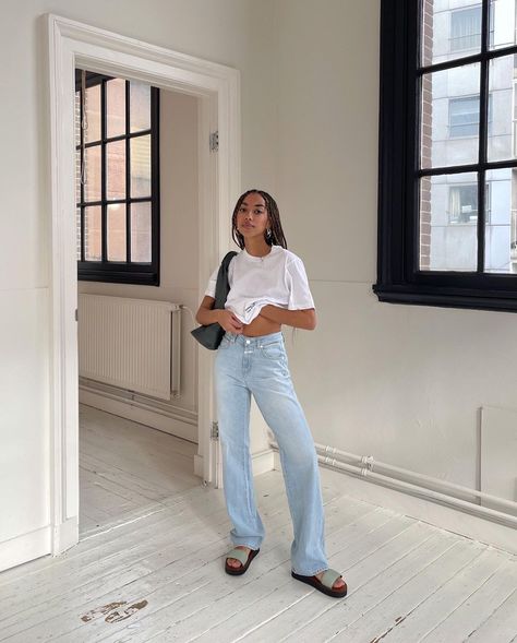 Summer fashion, summer trends, summer style, outfit inspiration, baggy jeans, shoes, sandals, sneakers, boots Jean Sandals Outfit, Baggy Jeans Outfit Summer, Amaka Hamelijnck, White Tees Outfit, White Tee Jeans, Lazy Fashion, Jeans Outfit For Work, Flattering Outfits, Jeans Outfit Summer