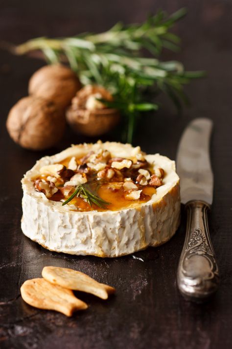 Baked Brie Honey, Easy Christmas Dinner, Impressive Appetizers, Baked Camembert, Honey Walnut, Vegan Christmas Recipes, Christmas Dinner Menu, Christmas Recipes Appetizers, Baking With Honey