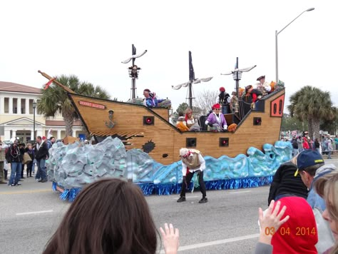 OK, this one might be a little out of reach, but isn't it cool?! Pirate Homecoming Float, Pirate Float Ideas, Pirate Ship Parade Float Ideas, Pirate Parade Float, Pirate Ship Float Parade, Pirate Floats For Parade, Homecoming Parade Float Ideas Theme, Float Parade Ideas, Halloween Floats