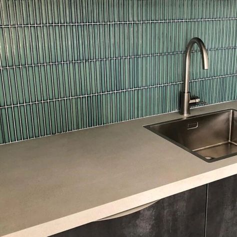 Modern Japanese Interior, Mosaic Tile Kitchen, Black Kitchen Decor, Colourful Kitchen, Tile Splashback, Interior Tiles, Splashback Tiles, Dark Kitchen, Cabin Kitchens