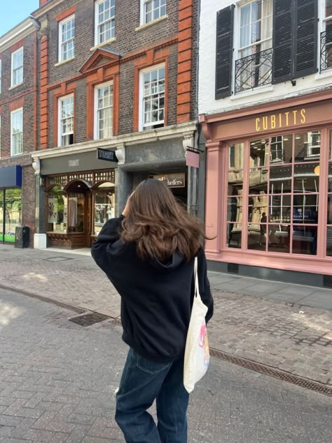 Cambridge Aesthetic Outfit, Oxford Instagram Pictures, Cambridge Photo Ideas, Cambridge University Outfit, Cambridge Student Aesthetic, England Aesthetic Outfit, Smart Woman Aesthetic, Cambridge Outfits, Cambridge University Aesthetic