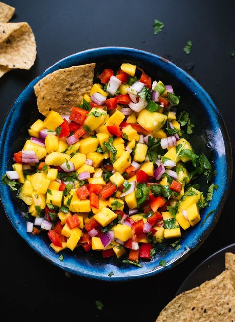 This colorful mango salsa recipe is so easy to make! It's sweet, spicy and absolutely delicious. Fresh mango salsa is great with chips, on tacos and more! Fresh Mango Salsa Recipe, Easy Potluck Recipes, Pineapple Salsa Recipe, Easy Potluck, Fresh Mango Salsa, Chelsea's Messy Apron, Mango Salsa Recipes, Bowl Party Food, Salsa Ingredients