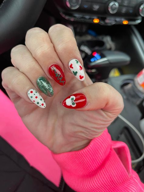 Disney Nails Balloons, Disneyland Nails Christmas, Disney Christmas Nails Short, Disney Christmas Nails Simple, Christmas Disney Nail Designs, Holiday Disney Nails, Disney Thanksgiving Nails, Thanksgiving Disney Nails, Disney Christmas Nails Acrylic