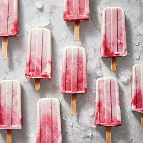 Raspberry-yogurt pops 100 Calorie Desserts, Summertime Desserts, Healthy Homemade Ice Cream, Chocolate Fudge Bars, Frozen Yogurt Pops, Gerd Recipes, Berry Desserts, Ice Cream Alternative, Granita Recipes