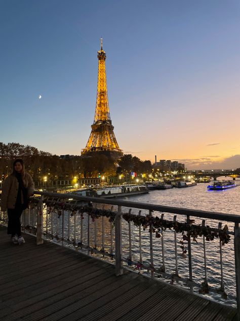 Paris With Sunset, Paris Lock Bridge, Sunset Paris, Paris In May, Paris Sunset, Travel Instagram Ideas, Love In Paris, Lock Bridge, Love Sunset