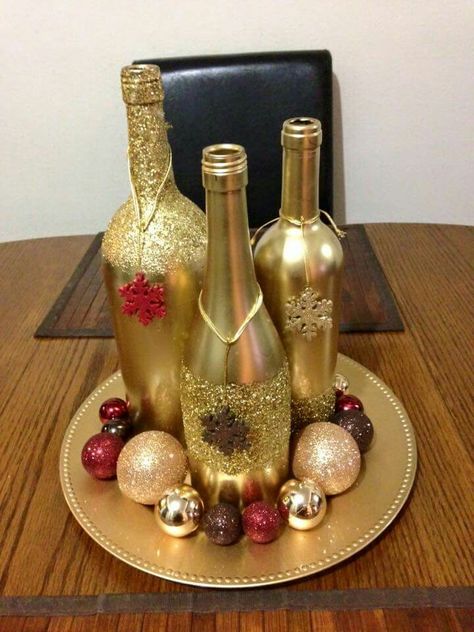 Gold Christmas Centerpieces Diy, Golden Bottle Decoration, Gold Bottle Centerpiece, Christmas Table Decorations Centerpiece Diy Wine Bottles, Gold Wine Bottle Centerpiece Wedding, Wine Bottle Centerpieces, Christmas Gift Packaging, Bottle Centerpieces, نباتات منزلية