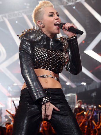 They always go all the way in the ..... Miley Cyrus Crazy, Miley Cyrus Performance, Miley Cyrus 2012, Miley Cyrus Style, Country Pop, Billy Idol, V Magazine, Hannah Montana, Style Punk