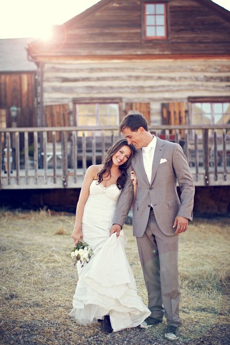 rustic chic Wedding Barnyard Wedding, Barn Wedding Photos, Wedding Picture Poses, Farmhouse Wedding, Wedding Photos Poses, Prom Pictures, Rustic Chic Wedding, A Barn, Wedding Photography Poses