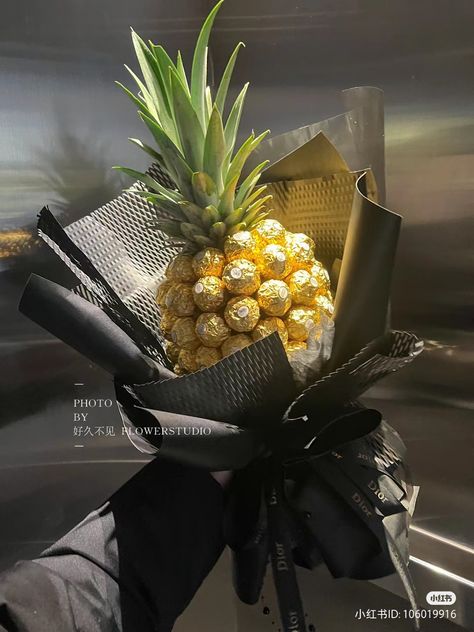 Pickle Bouquet, Snacks Bouquet, Ferrero Bouquet, Ferrero Rocher Gift, Graduation Flower Bouquet, Bouquet Chocolate, Diy Toilet Paper Holder, Food Bouquet, Chocolate Bouquet Diy