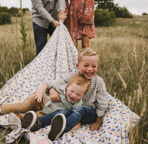 Blanket Family Photoshoot Ideas, Family Photoshoot Bubbles, Family Photoshoot Props Outdoor, Family Pictures Picnic, Cottage Family Photoshoot, Family Photo Vibes, Family Photoshoot Theme Ideas, Picnic Kids Photoshoot, Blanket Family Photos