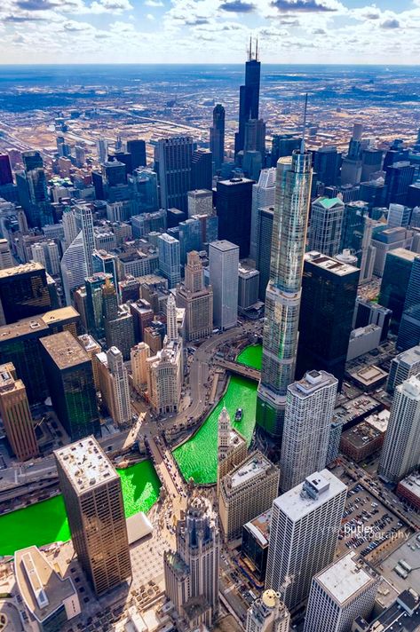 🍀 St.Patrick’s Day 🍀 Chicago Green River, City Streets Photography, Chicago Aesthetic, Sears Tower, Chicago History, Chicago River, Landscape And Urbanism, Disney Magic Kingdom, Green River