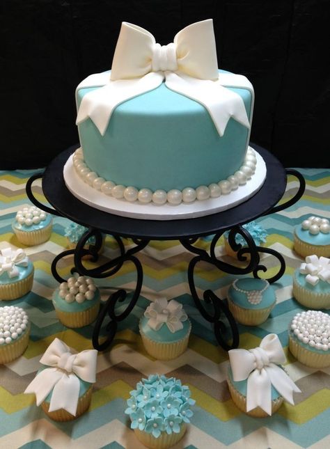 Tiffany And Co Cake, Tiffany Birthday Cake, Tiffany Blue Cake, Cupcakes With Flowers, Tiffany Blue Cakes, Tiffany Cake, Bridal Cupcakes, Breakfast At Tiffanys Party Ideas, Tiffany Themed Bridal Shower