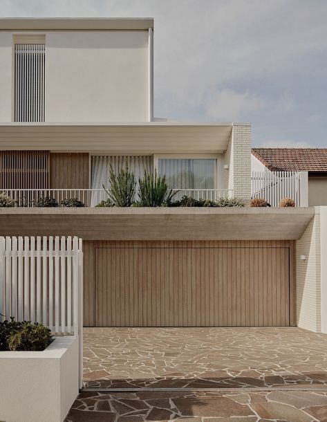 Beach Home Architecture, Modern Coastal Home Aesthetic, Australian Architecture Residential, Modern Australian Architecture, Elevated Courtyard, Timeless House Design, Functionalism Architecture, Australian Architects, Hamptons Architecture