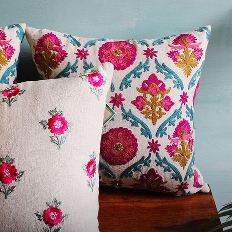 Indian Cushion Covers, Coushin Covers Design, Embroidery Cushion Covers Ideas, Coushin Covers, Hand Embroidery Cushion Covers, Cushion Covers Ideas, Crochet Cushion Covers, Crochet Bedsheets, Embroidered Cushion Covers