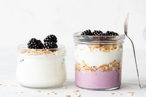 Weight Loss Breakfast and the Best Breakfast for Weight Loss: Breakfast parfait, overnight oats and greek yogurt in a jar Wahls Diet, Wahls Protocol, Greek Yogurt Parfait, Parfait Breakfast, Skipping Breakfast, Dessert In A Jar, Oats Recipe, Easy No Bake Desserts, Yogurt Parfait