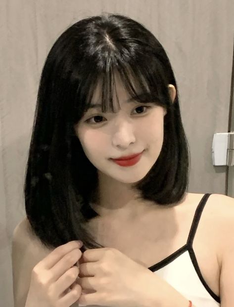 xiaohongshu girl short hair Chinese Hairstyle Short Hair, Short Hair Chinese, Xiaohongshu Hair, Short Hair Ulzzang, Short Hair Asian Girl, Short Hair Inspo, Short Hair Fringe, Korean Haircut, Aesthetic Selfie