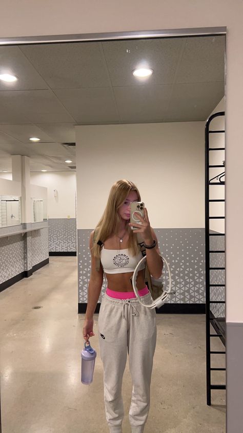 White Gym Shorts Outfit, Sports Bra Sweatpants Outfit, Sweat Shorts Gym Outfit, Pink Gym Shorts Outfits, Baddie Gym Outfit, Shorts Gym Outfit, Gym Baddie, Pink Spandex Shorts, Gym Shorts Outfit