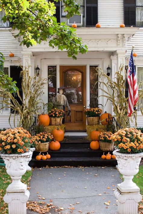 Whether you go all out with pumpkins and bales of hay, you're on the hunt for stylish door swag, or you simply want to give it a seasonal update, these front porch fall decor ideas will definitely steer you in the right direction. #fallporchideas #porchideas #falldecor Porche Halloween, Dekorasi Halloween, Fall Front Porch Ideas, Outside Fall Decor, Halloween Diy Outdoor, Halloween Front Porch Decor, Fall Front Porch Decor, Halloween Front Porch, Front Steps