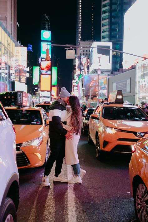 Miriam + Ruben engagement photoshoot in the middle of Times Sq in NYC! | Engagement and couple photography in New York City by Leyre Cañizares Photography Cute Couple Pics New York, Nyc Winter Couple Photos, Nyc Photoshoot Ideas Couple, Couple In New York Aesthetic, Couples Nyc, Nyc Photoshoot Ideas, Nyc Life Aesthetic, New York Photo Ideas, New York Aesthetic Winter