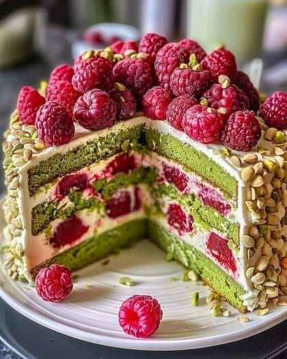 Recipes Pâtissier Simple | Heavenly Pistachio Raspberry Dream Cake | Facebook Moist Pistachio Cake, Pistachio And Raspberry, Pistachio Raspberry, Pistachio Dessert, Pie Crust Designs, Cupcakes Decorados, Pistachio Cake, Raspberry Filling, Mexican Dessert