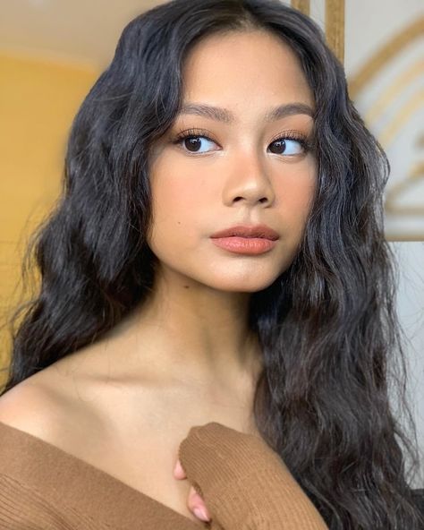 Ylona Garcia Filipino Makeup, Tan Skin Makeup, Ylona Garcia, Filipino Girl, Swag Makeup, Beauty Goals, Tan Skin, Girls Makeup, Pretty Face