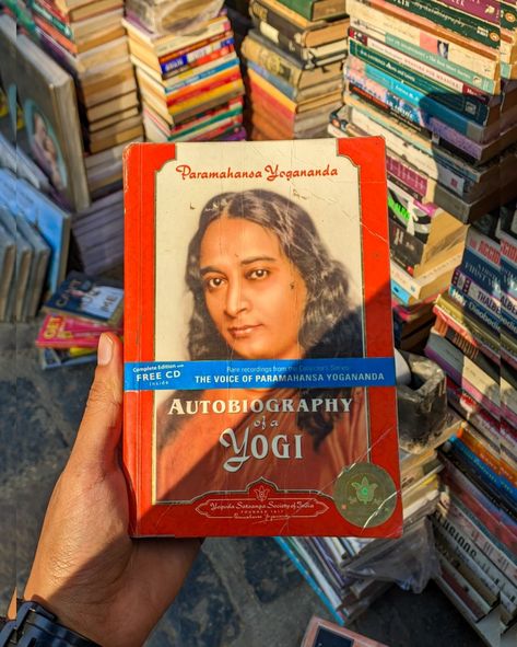 Just captured a moment of serenity with "Autobiography of a Yogi" in hand by Paramahansa Yogananda. This spiritual masterpiece has been my guide on a transformative path. 🌟 Hindu Vision Board, Personality Books, Hinduism Books, Autobiography Of A Yogi, Autobiography Books, Books Lover, Tbr List, Paramahansa Yogananda, Books To Read Nonfiction