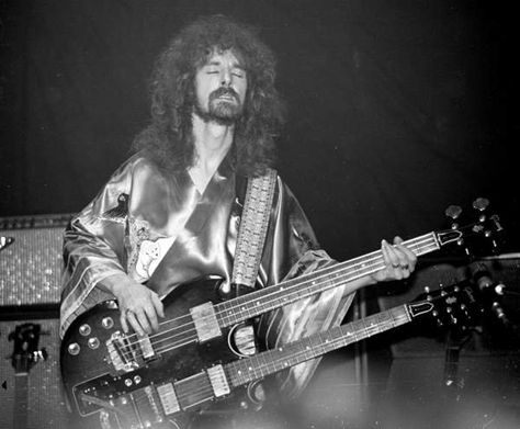 Les Holroyd (March 12, 1948) British guitarist for the band Barclay James Harvest. Barclay James Harvest, Vintage Stars, Call Art, Winterthur, Progressive Rock, Art Rock, Best Kept Secret, Late 1960s, Composers