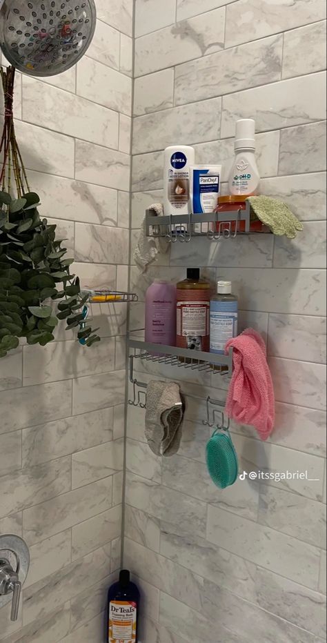 Shower Organizer Aesthetic, Shower Astethic, Luxury Apartment Bathroom, Makeup Set Up, Organized Bathroom, Shower Products Aesthetic, Shower Organization, Future Apartment Decor, Shower Skin Care