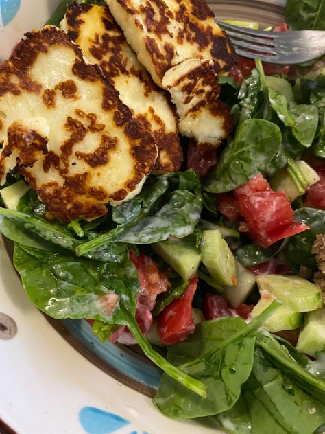 Halloumi Aesthetic, Halumi Recipe Food, Halumi Cheese, Salad Halloumi, Halloumi Recipes, Halloumi Pasta, Halloumi Salad, Food Motivation, Bacon Burger