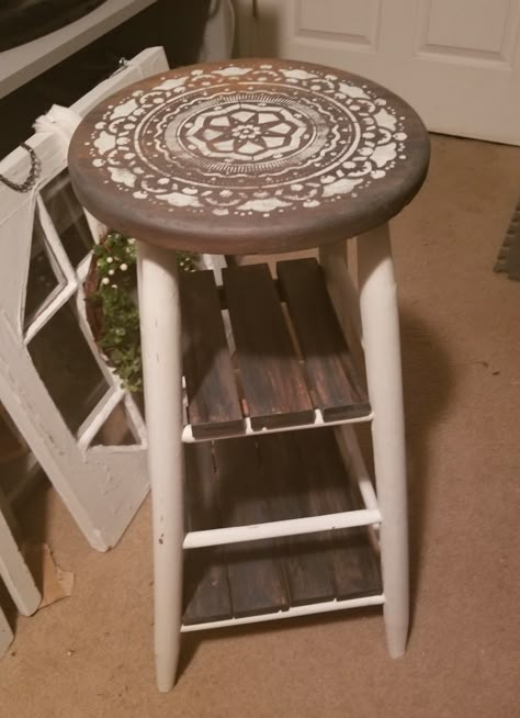 Diy Antique Chair Makeover, Wood Stool Painting Ideas, Repurpose Stool Diy, Repurposed Side Table Ideas, Old Bar Stools Repurposed, Paint Bar Stools Diy, Wood Stool Makeover, Barstool Painting Ideas, Upcycled Stool Ideas