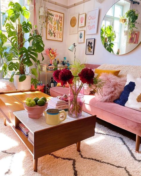 https://www.instagram.com/p/CDPzQOjBzZC/?igshid=19gcc8op5vyf7 Pink Couch, Colourful Living Room, Apartment Inspiration, Living Room Inspo, A Living Room, Dream House Decor, Home N Decor, Aesthetic Room Decor, Interior Inspo