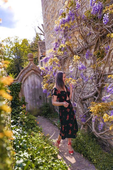 Wisteria Photoshoot, Wisteria Photography, Beautiful Places In England, Inspo Photoshoot, Castle Combe, Places In England, Instagram Photoshoot, Inspiration Instagram, Photography Instagram