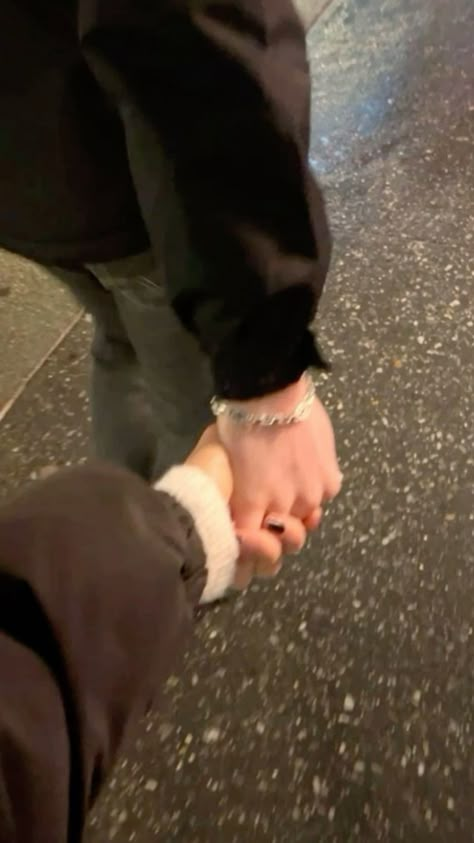 Young Lovers Holding Hands, Relationship Hold Hands, Handholding Couple Aesthetic, Cute Holding Hands Pictures Couples, Hold Hands Couple Aesthetic, Handhold Couple, Good Hand Placement, Hold Hands Aesthetic, Couples Holding Hands Aesthetic