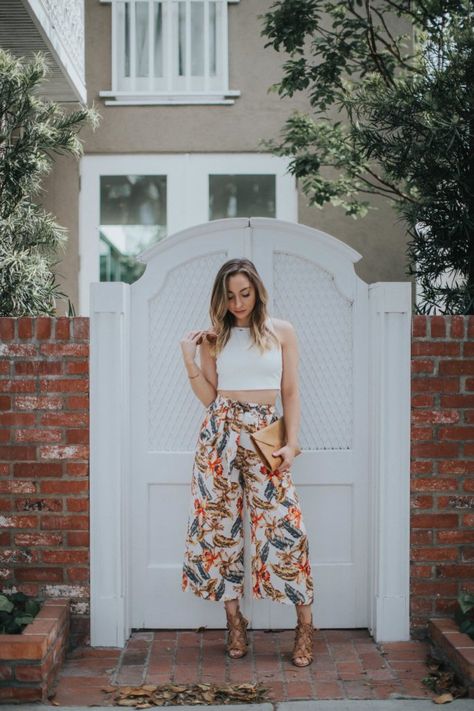 Tropical print culottes pants with white crop top Cullotes Outfit Casual, Culottes Outfit Summer, Professional Summer Work Outfits, Summer Work Outfits Curvy, Summer Work Outfits Plus Size, Culotte Outfit, Summer Work Outfits Office, Tropical Outfits, How To Wear Culottes