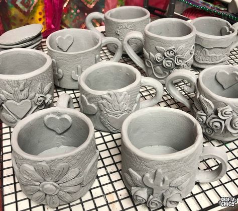 A Beginner's Guide to Hand-Built Pottery Mugs - The Crafty Chica Itsekovettuva Savi, Coil Pottery, Beginner Pottery, Pottery Handbuilding, Slab Pottery, Hand Built Pottery, Clay Mugs, Pottery Techniques, Pottery Crafts