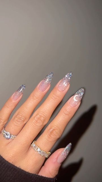 Shiny Ombre Nails, Shine Nails Design, Shine Nails Glitter, Prom Nails Black Dress, Glitter Ombre Nails Almond, Trendy Nails Glitter, Sparkly Ombre Nails, Glitter Ombre Nails, Shiny Nails Glitter